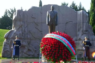 Azərbaycan ictimaiyyəti ulu öndər Heydər Əliyevin xatirəsini yad edir (FOTO)