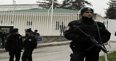 Türkiyənin silahlı şəxs bank işçilərini girov götürdü