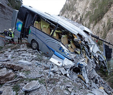 Yaponiyada avtobus 10 metrlik dərəyə yuvarlandı