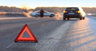 Salyanda qadın avtomobili aşırdı - İki nəfər öldü