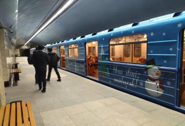 Məşhurların metro sərnişinlərinə bayram təbriki - İlin son sosial layihəsi (VİDEO)