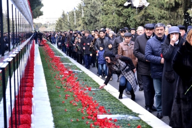 Mədəniyyət Nazirliyi 20 Yanvar faciəsi qurbanlarının xatirəsini yad etdi (FOTO)