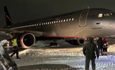 Kazanda sərnişin təyyarəsi uçuş zolağından çıxıb