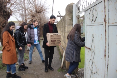 Biləsuvar gəncləri “Könüllü qonaq” təşəbbüsü çərçivəsində növbəti ailəyə baş çəkiblər (FOTO)