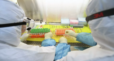 Pekin koronavirusa qarşı vaksinin sınaqlarının tezliklə başlayacağına ümid edir