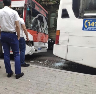 Bakıda zəncirvari qəza - 3 avtobus toqquşdu (FOTO)