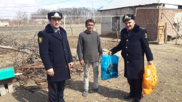 Samux polisi aztəminatlı ailələrə bayram sovqatı paylayıb (FOTO)