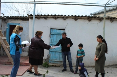 Dövlət Komitəsi həssas təbəqədən olan ailələri koronavirusla bağlı məlumatlandırır (FOTO)