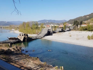 İtaliyada üzərində yük maşını olan körpü uçdu (FOTO)