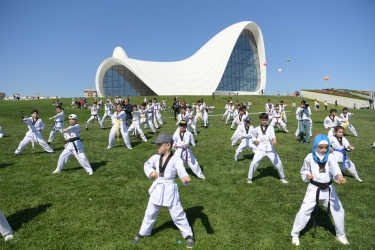 Heydər Əliyev Mərkəzinin parkında Uşaq festivalı keçirilib (FOTO)