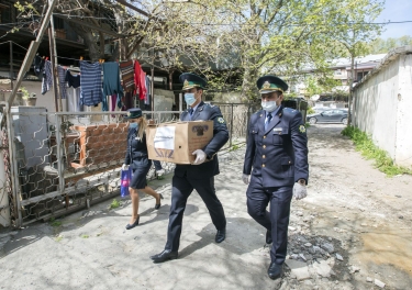 Gömrükçülər daha 145 aztəminatlı ailəyə yardım ediblər (FOTO/VİDEO)