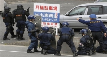 Yaponiyada silahlı şəxs kafedə bir neçə nəfəri girov götürüb