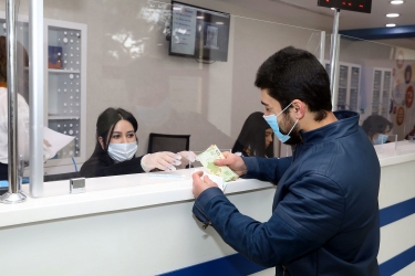 Nazirlik: Bu günədək 400 min şəxs üçün birdəfəlik ödəniş vəsaiti köçürülüb (FOTO)