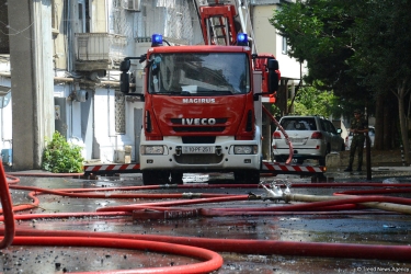 Bakıda birmərtəbəli ev yandı