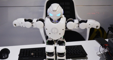 Sinqapurda sosial məsafənin əməl olunmasına robot nəzarət edəcək