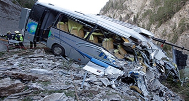 Boliviyada avtobus dərəyə yuvarlandı - 11 ölü