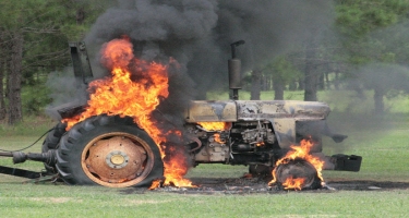 Yevlaxda traktor yanıb