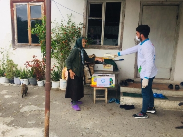 Azərbaycan könüllülərindən bayram sovqatı (FOTO)