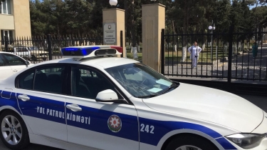 Bakıda yaralı qadını polis əməkdaşları xəstəxanaya çatdırdılar (FOTO/VİDEO)