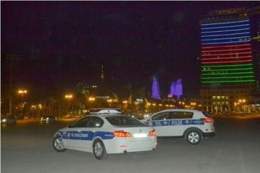 Bakıda polislər hamilə qadına yardım edib (VİDEO)