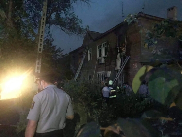 Sumqayıt şəhərində yaşayış binasında yanğın baş verib (FOTO)