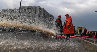 Moskvada güclü yağış 30-dan çox avtomobil yolunu su altında qoyub (VİDEO)