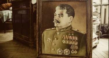 Yaşadığı binanın girişində Stalinin portretini asmaq istədi, öldü