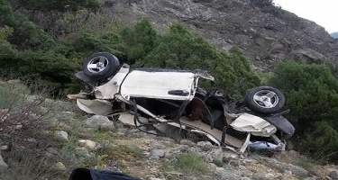 Gürcüstanda turistləri aparan avtomobil dərəyə yuvarlandı - Ölən və yaralanan var