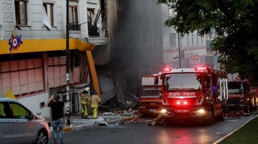 İstanbulda yaşayış binasında partlayış olub